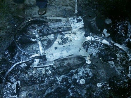 Chiếc xe bị người dân đốt cháy