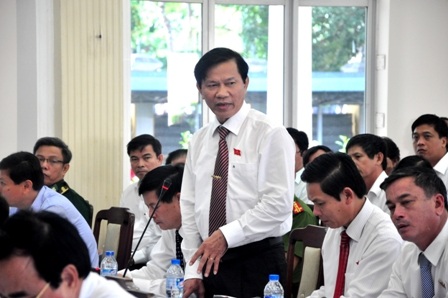 Chủ tịch TP Đà Nẵng giải trình vụ “ém” 17.000 lô đất - 2 Đại biểu Nguyễn Quốc Bình – Phó Chỉ huy Trưởng Bộ đội biên phòng Đà Nẵng - chất vấn về vụ “ém