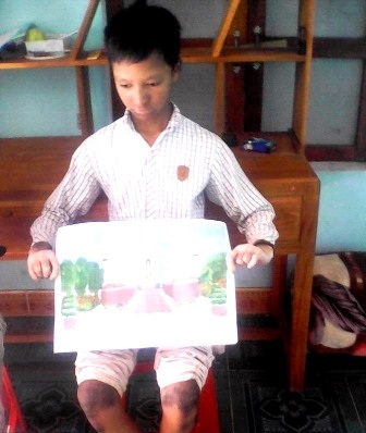 “Cậu bé người rắn” nuôi ước mơ trở thành họa sĩ - 2 Bức tranh Vương vẽ về cảnh đẹp quê hương, đạt giải Ba hội họa cấp huyện.