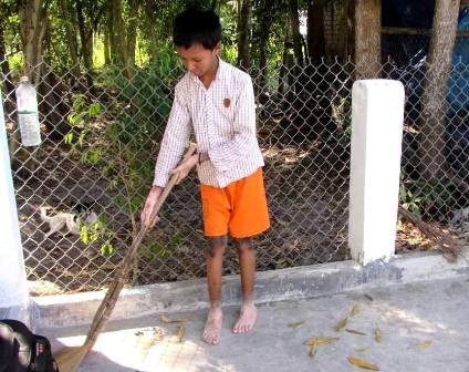 “Cậu bé người rắn” nuôi ước mơ trở thành họa sĩ - 3 Vương phụ bố làm những công việc nhà.