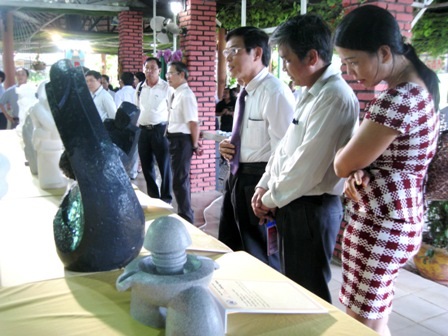 Đoàn đại biểu tham quan các tác phẩm trưng bày tại buổi lễ