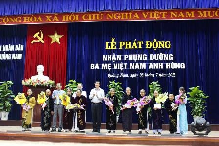Quảng Nam phát động nhận phụng dưỡng mẹ Việt Nam Anh hùng - 1 Lãnh đạo tỉnh Quảng Nam tặng quà đến các Mẹ Việt Nam Anh hùng trên địa bàn tỉnh