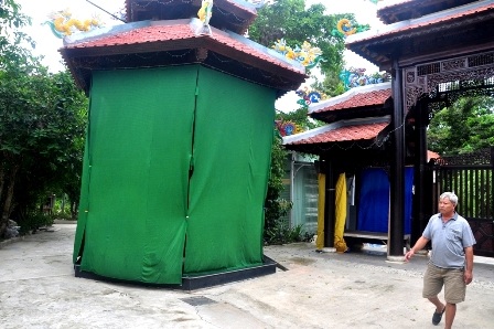 Một số khu được xây bằng gỗ được che lại tránh hư hỏng, bên trong có tượng Phật và tượng Quan Công