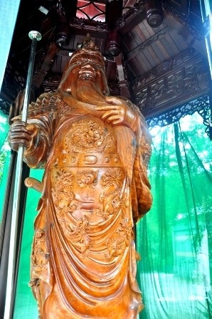 Tượng Phật và Quan Công bằng gỗ