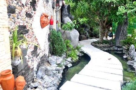 Một số khu được xây bằng gỗ được che lại tránh hư hỏng, bên trong có tượng Phật và tượng Quan Công