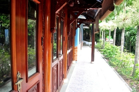 Các khu nhà bằng gỗ được chạm khắc công phu ở khu biệt phủ