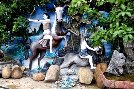 Các bức phù điêu trang trí bên trong khu biệt phủ