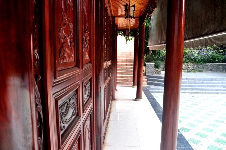 Các khu nhà bằng gỗ được chạm khắc công phu ở khu biệt phủ