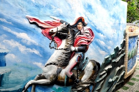 Các bức phù điêu trang trí bên trong khu biệt phủ