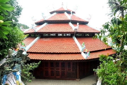 Các khu nhà bằng gỗ được chạm khắc công phu ở khu biệt phủ