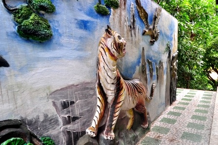 Các bức phù điêu trang trí bên trong khu biệt phủ