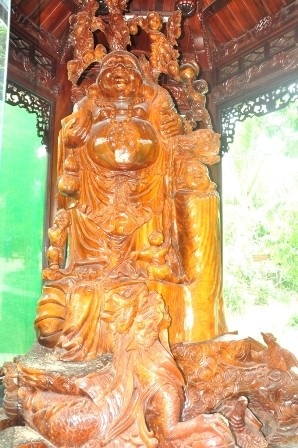 Tượng Phật và Quan Công bằng gỗ