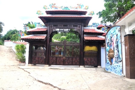 Cổng chính vào khu biệt phủ