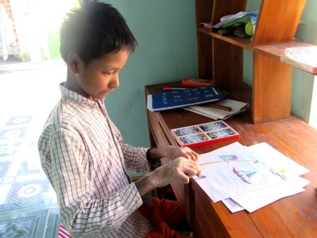 Em Nguyễn Đình Vương với những bức tranh vẻ về quê hương, phong cảnh.