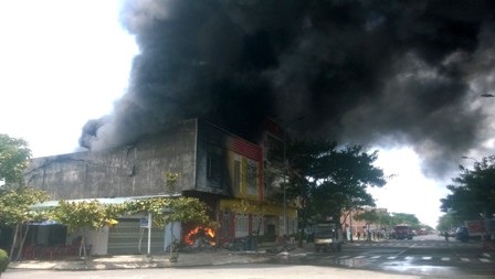 Cháy dữ dội tại công ty sơn, 10 tỉ đồng hóa thành tro - 20 K.Hồng-C.Bính