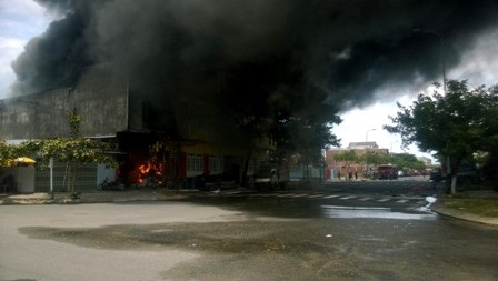 Cháy dữ dội tại công ty sơn, 10 tỉ đồng hóa thành tro - 19 K.Hồng-C.Bính