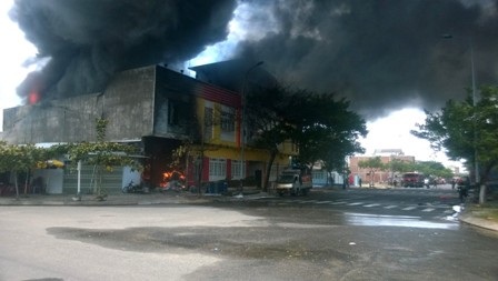 Cháy dữ dội tại công ty sơn, 10 tỉ đồng hóa thành tro - 18 K.Hồng-C.Bính