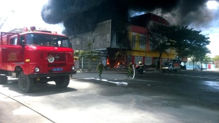 Cháy dữ dội tại công ty sơn, 10 tỉ đồng hóa thành tro - 17 K.Hồng-C.Bính