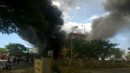 Cháy dữ dội tại công ty sơn, 10 tỉ đồng hóa thành tro - 16 K.Hồng-C.Bính