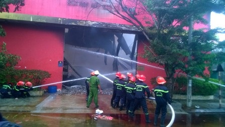 Cháy dữ dội tại công ty sơn, 10 tỉ đồng hóa thành tro - 13 Các chiến sĩ tiếp cận cửa chính của kho sơn. Bên trong trần của kho đã bị sập