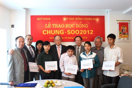 Ông Philip Choi trao học bổng từ Quỹ Chung-Soo đến 5 sinh viên Trường đại học Nông nghiệp Hà Nội