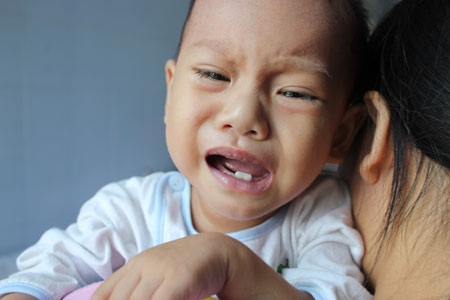 Ngằn ngặt tiếng khóc của bé 14 tháng tuổi bị bệnh tim bẩm sinh phức tạp - 3 Thỉnh thoảng bé Bảo mắt lại nhắm nghiền nhưng sự đau đớn thể hiện rõ trên khuôn mặt