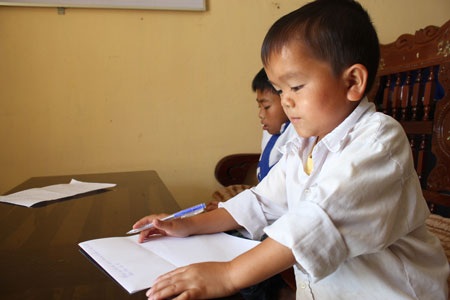 Chuyện lạ về cậu học sinh lớp 11 mang hình hài trẻ con - 3 Sùng A Dì thích học ngành công nghệ thông tin và em mơ ước sẽ có một cái máy vi tính cho riêng mình