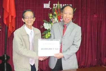 Quỹ Khuyến học Việt Nam hỗ trợ 60 triệu đồng xây dựng góc học tập đến các em học sinh nghèo vượt khó