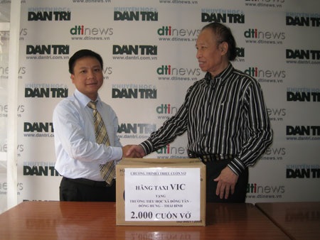 "Một triệu cuốn vở" đến với xã Đông Tân - 2 Hãng Taxi Vic cũng trao tặng 2000 cuốn vở