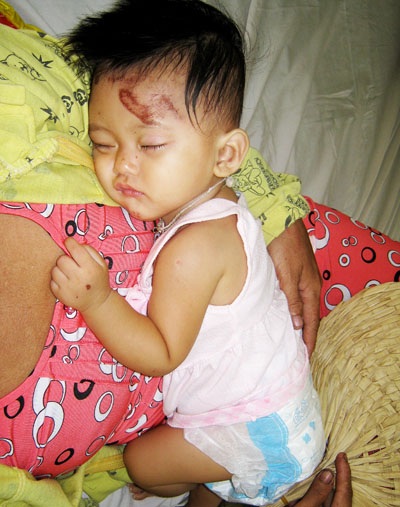 Rồi cuộc đời em sẽ đi về đâu ? - 1 Bé Nguyễn Minh Hằng mất cả bố lẫn mẹ chỉ vì tài xế xe ben lái xe trong tình trạng say rượu