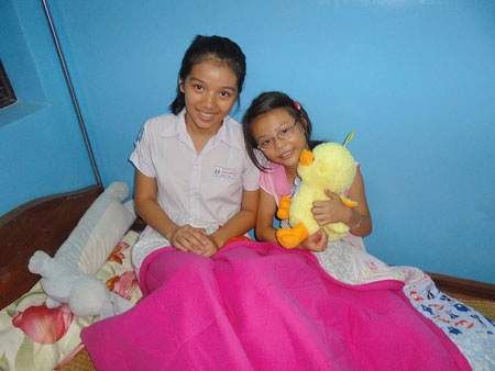 Các em nhỏ có hoàn cảnh kém may mắn bên chiếc chăn mang hơi ấm tình người