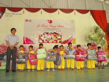Đại diện Công ty LG Việt Nam trao chăn cho các em ở Làng trẻ em SOS Gò Vấp, TP.HCM
