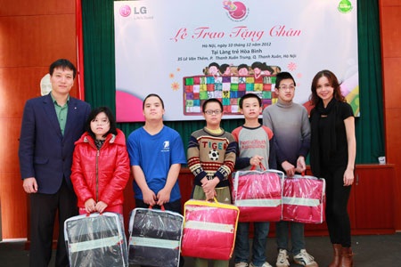 Đại diện Công ty LG Việt Nam trao chăn cho các em ở Làng trẻ em SOS Gò Vấp, TP.HCM