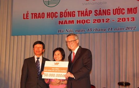 Thêm 37 sinh viên nghèo vượt khó nhận học bổng Vietnamobile - 1 Thêm 37 sinh viên nghèo vượt khó nhận học bổng Vietnamobile