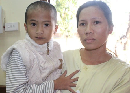 Ai cho em đường sống ?!... - 1 Bị tim bẩm sinh phức tạp, nên bé Thùy Trang luôn tím tái, gầy gò