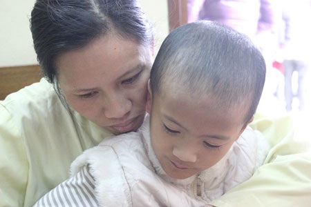 Ai cho em đường sống ?!... - 3 Bị tim bẩm sinh phức tạp, nên bé Thùy Trang luôn tím tái, gầy gò