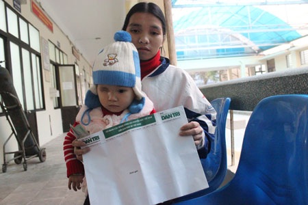 Hơn 76 triệu đồng đến với cô bé một mắt - 2 Hai mẹ con chị Mét và bé Thảo nhận 76.914.000 đồng do bạn đọc ủng hộ qua Quỹ Nhân ái Báo Dân trí