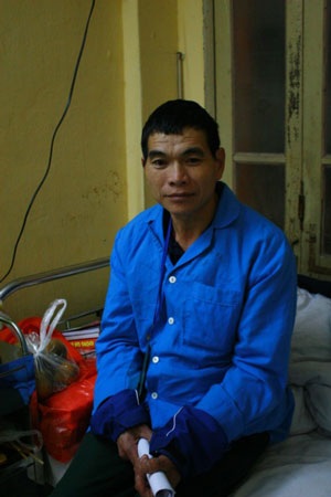 Men gan tăng 100 lần, tính mạng chàng sinh viên trường báo chí nguy kịch - 3 Ông Hoàng Văn Quyết, bố của em Bình xuống bệnh viện chăm con nhưng chỉ có vẻn vẹn 300 nghìn đồng