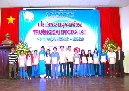 15 sinh viên ĐH Đà Lạt được nhận học bổng Vietnamobile nhân kỷ niệm 54 năm thành lập trường - 1 15 sinh viên ĐH Đà Lạt được nhận học bổng Vietnamobile nhân kỷ niệm 54 năm thành lập trường