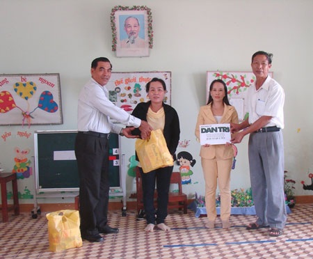 Quỹ Nhân ái trao quà Tết đến giáo viên miền núi và hải đảo. - 1 Quỹ Nhân ái trao quà Tết đến giáo viên miền núi và hải đảo.