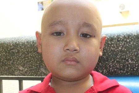 Cháu bé bị u tiểu não ác tính và nụ cười nhói lòng - 1 Bị u tiểu não ác tính, mẹ khóc, con vẫn cười