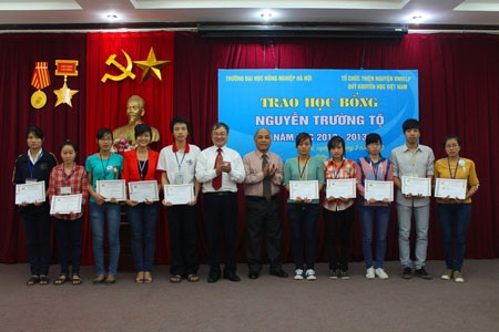 Học bổng Nguyễn Trường Tộ tiếp tục đến với 20 sinh viên có hoàn cảnh khó khăn - 1 Học bổng Nguyễn Trường Tộ tiếp tục đến với 20 sinh viên có hoàn cảnh khó khăn