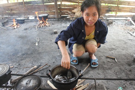 Xót xa Tà Hộc... - 11 Cô bé này vừa đi bắt cá ở suối về để tăng cường thêm chất thịt cho bữa ăn của mình