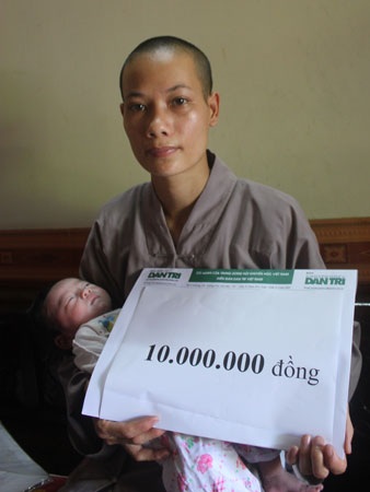 Thương bé 1 tháng tuổi bị bố mẹ bỏ rơi tại cổng chùa - 7 Thương bé 1 tháng tuổi bị bố mẹ bỏ rơi tại cổng chùa