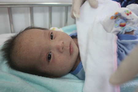 Bé Quang Anh tìm thấy hơi ấm từ những ông bố, bà mẹ có tấm lòng nhân ái