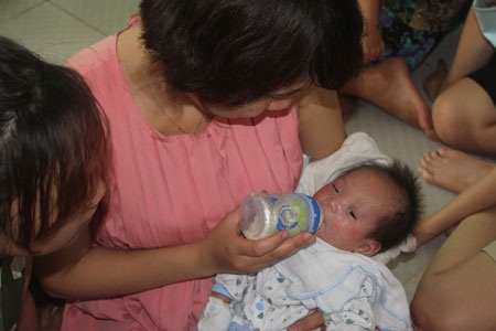 Bé 2 tháng tuổi 2 lần bị mẹ bỏ rơi được chuyển đến "mái ấm" mới - 2 Bé Quang Anh được các bà mẹ lưu luyến cho uống sữa tại mái ấm mới