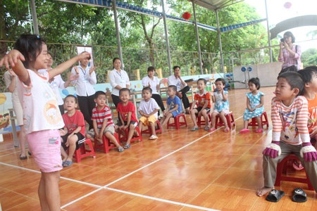 Bé 2 tháng tuổi 2 lần bị mẹ bỏ rơi được chuyển đến "mái ấm" mới - 3 Bé Quang Anh được các bà mẹ lưu luyến cho uống sữa tại mái ấm mới
