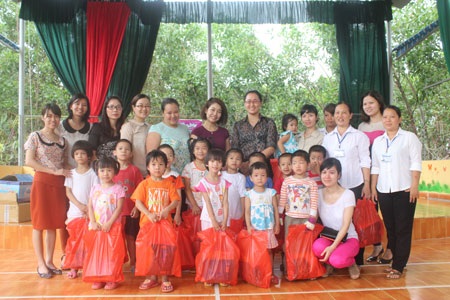 Bé 2 tháng tuổi 2 lần bị mẹ bỏ rơi được chuyển đến "mái ấm" mới - 4 Bé Quang Anh được các bà mẹ lưu luyến cho uống sữa tại mái ấm mới