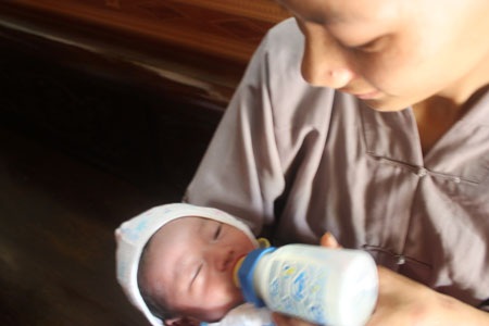 Thương bé 1 tháng tuổi bị bố mẹ bỏ rơi tại cổng chùa - 6 Bé sơ sinh bị bỏ rơi đang sống bằng nguồn sữa từ sự đóng góp của 1 số phật tử trong thôn Bùi Xá