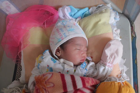 Thương bé 1 tháng tuổi bị bố mẹ bỏ rơi tại cổng chùa - 1 Thương bé 1 tháng tuổi bị bố mẹ bỏ rơi tại cổng chùa